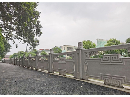 仿竹護(hù)欄的價(jià)格與傳統(tǒng)木欄桿相比如何？